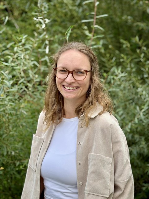 Eine Frau mit Brille ist zu sehen.
